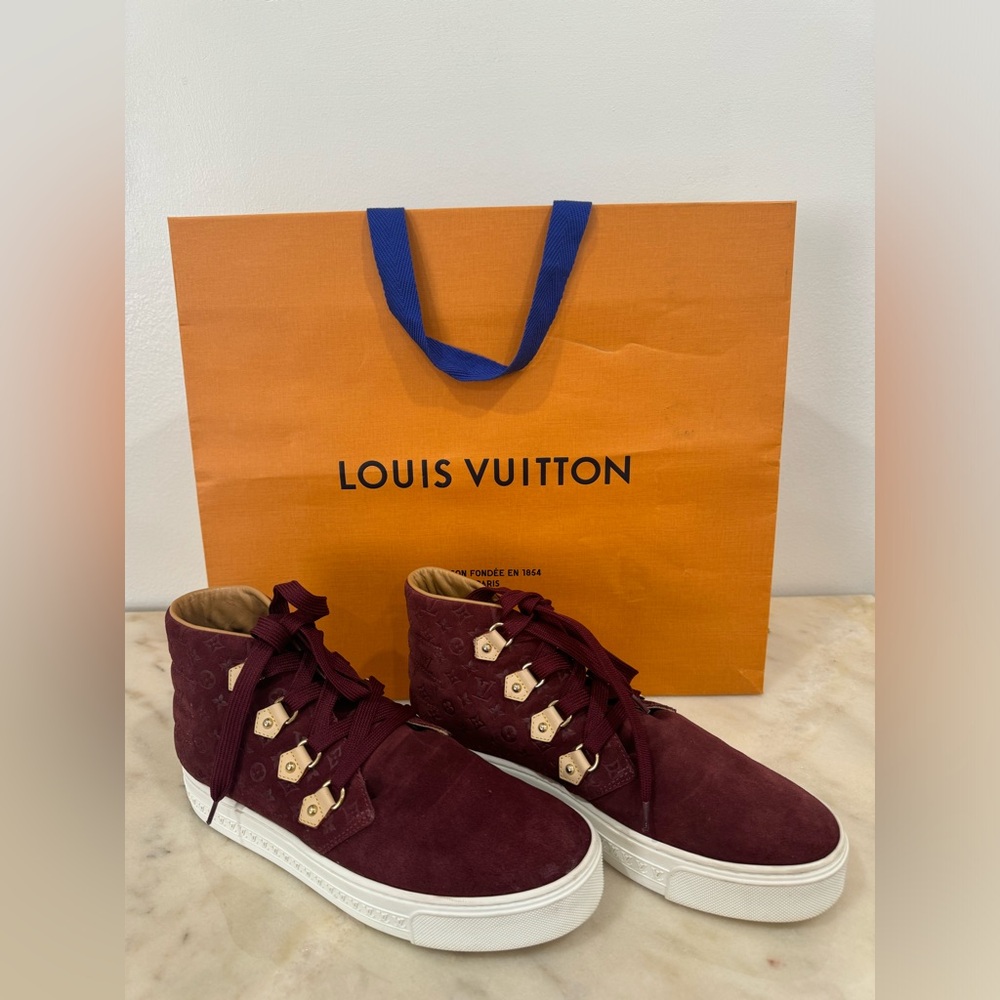 LOUIS VUITTON
Burgundy Suede/Leather Sneakers Size 38.5